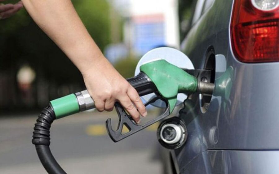 Litro da gasolina fica mais caro nos postos do país, diz ANP