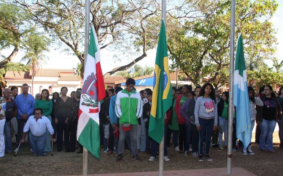 Alunos da escola Vergelino Mateus de Oliveira participam do hasteamento da bandeira 