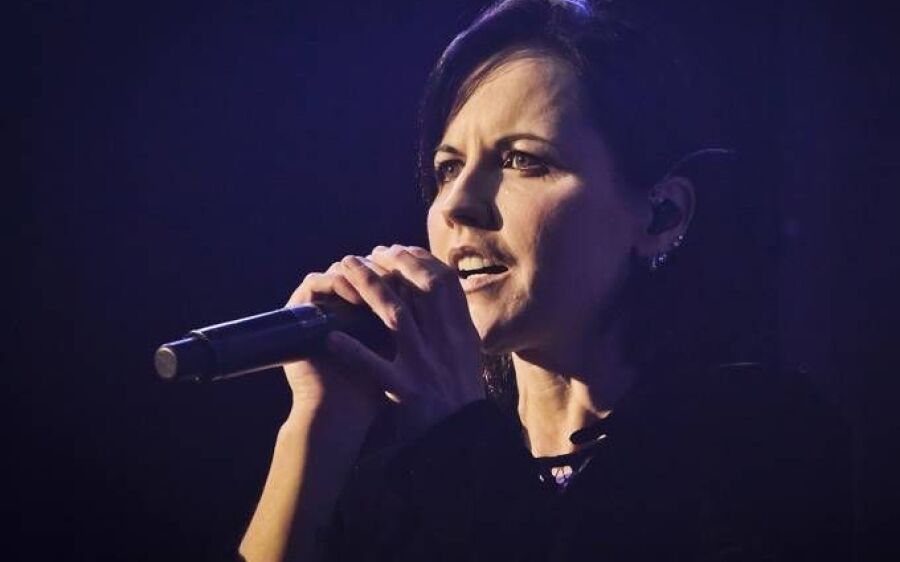 Vocalista dos Cranberries morreu afogada após intoxicação alcoólica