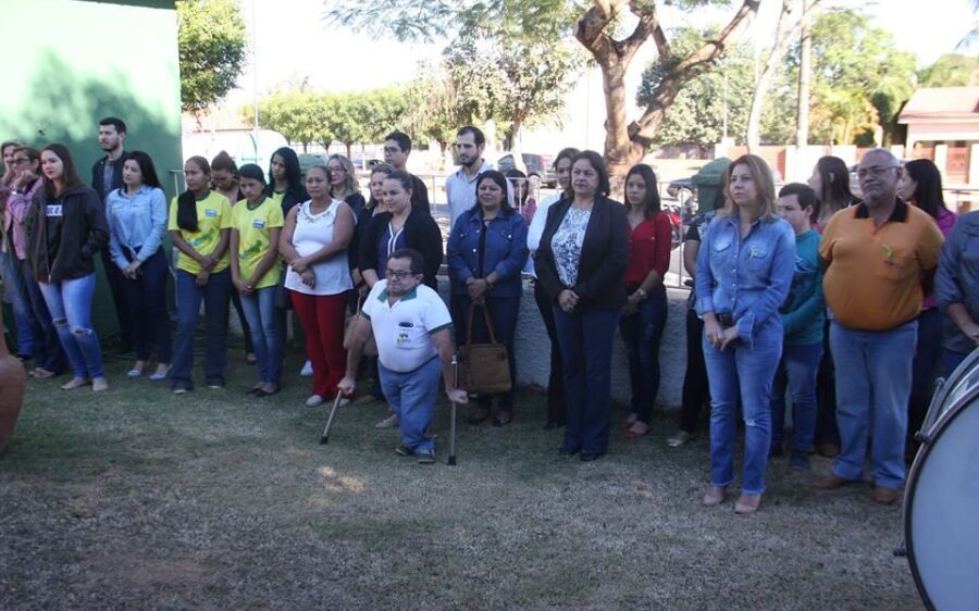 Professores e alunos do Kolping participam do hasteamento da bandeira