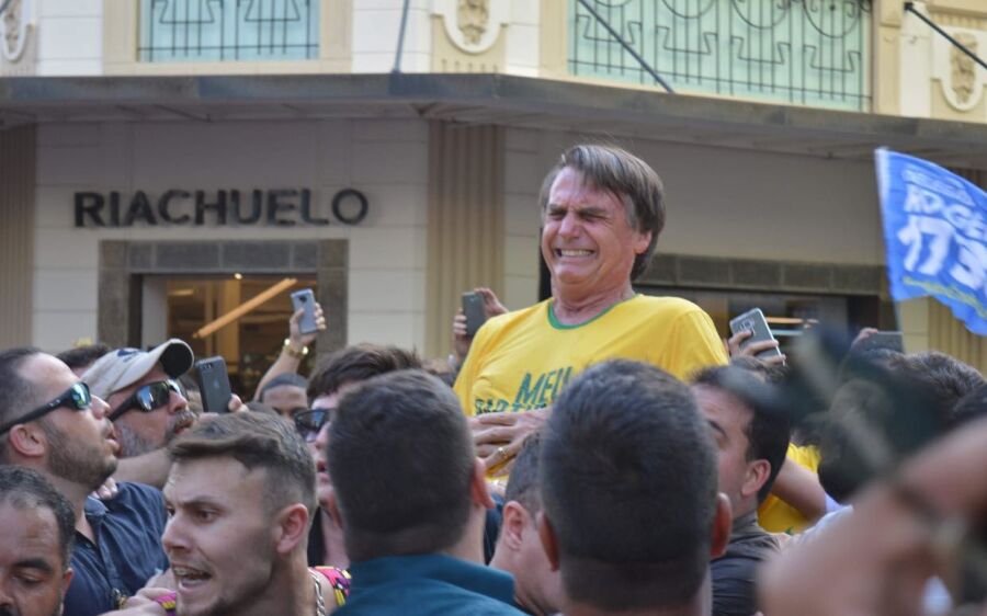 Jair Bolsonaro leva facada durante ato de campanha em Juiz de Fora
