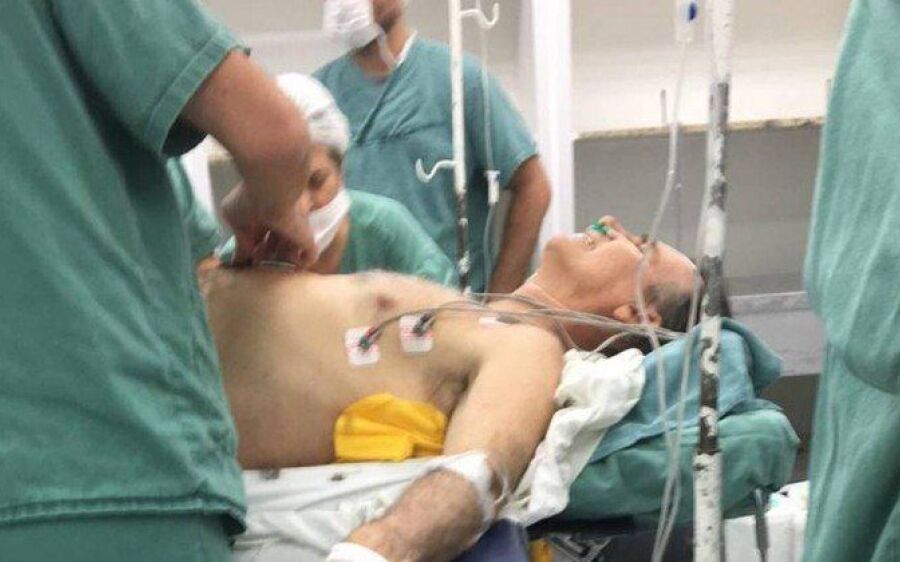 Facada atingiu intestino de Jair Bolsonaro e candidato é operado em Minas