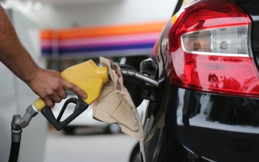 Petrobras volta a subir o preço da gasolina, e valor chega a novo recorde