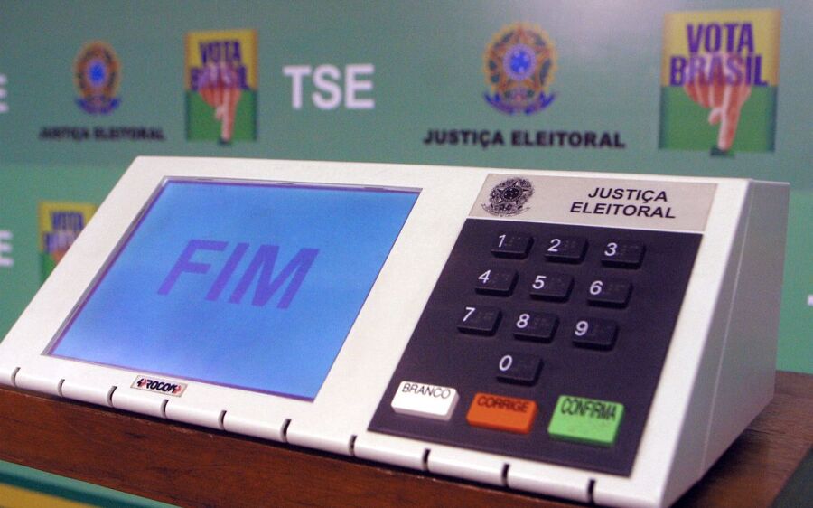 TRE-MS realiza procedimento de carga e lacração das urnas para as Eleições 2018