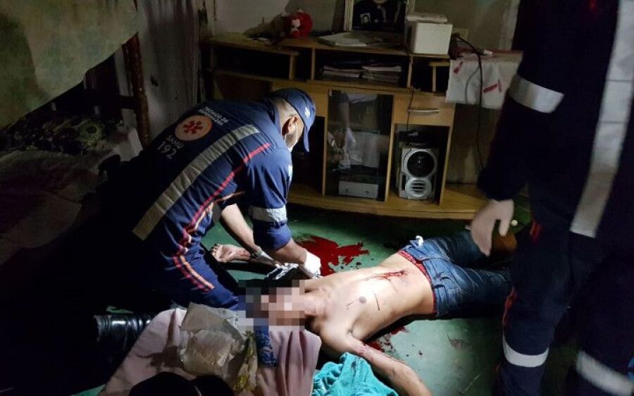 Briga entre irmãos resulta em adolescente esfaqueado