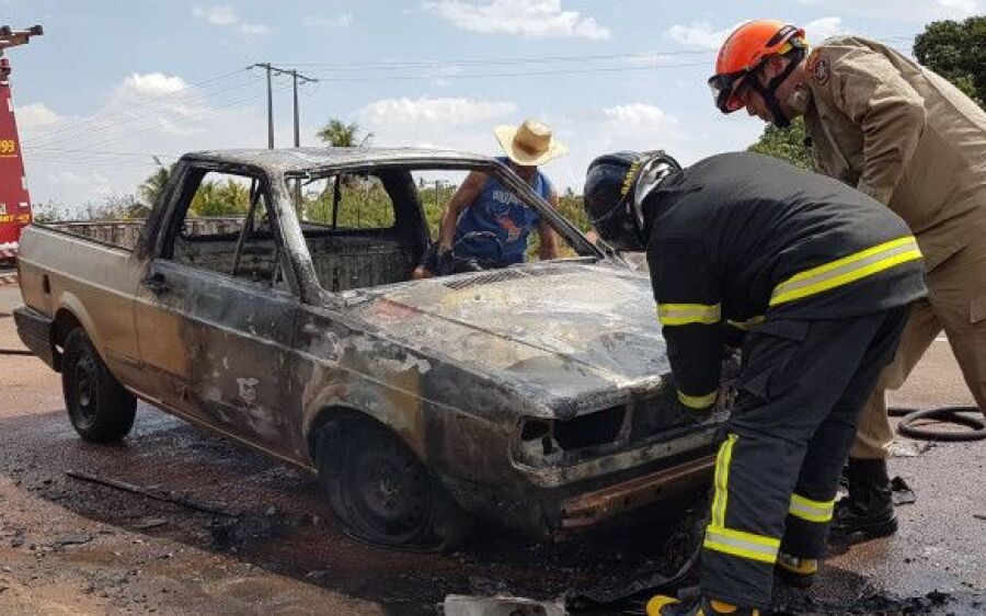 Carro com placas de Coxim é destruído por incêndio na BR-163