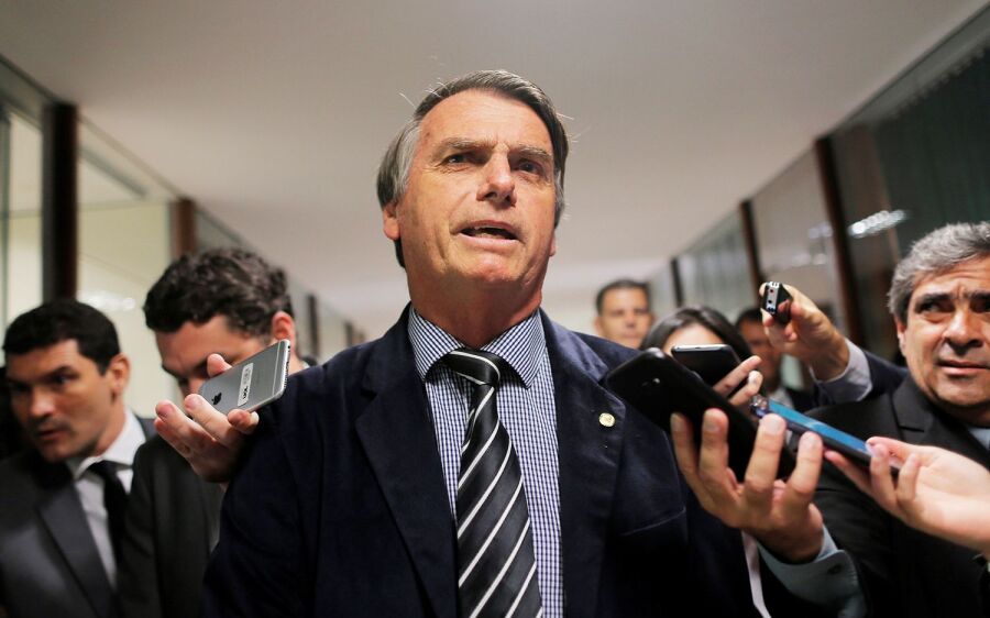 Bolsonaro passa por procedimento para drenagem de líquido no abdômen