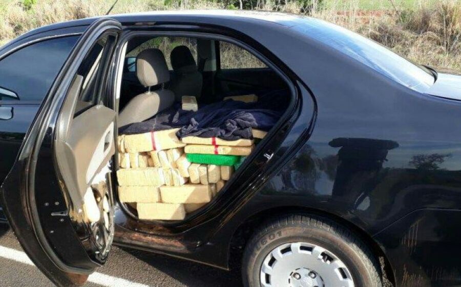 PRF apreende em Camapuã veículo roubado carregado com 902kg de maconha