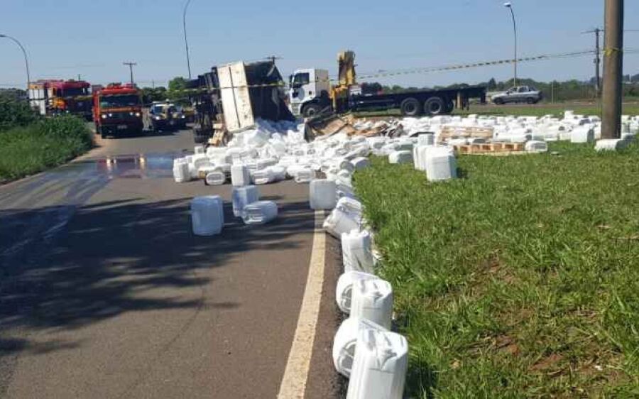 Carreta tomba, derruba carga de herbicida e fecha entrada da BR-163 na Capital 
