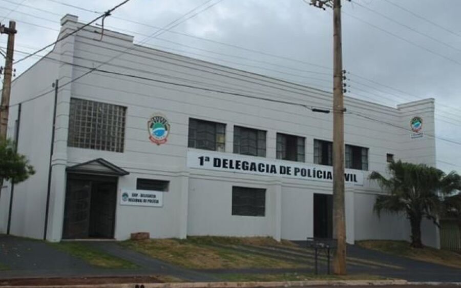 Motorista bêbado finge estar dormindo para não ser preso e ameaça PM’s dizendo ser advogado