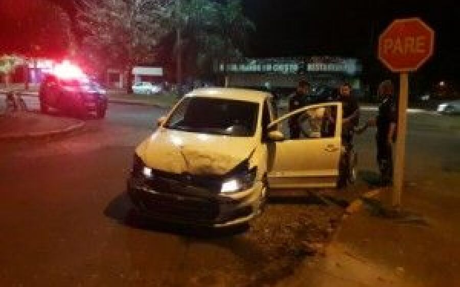 Cadeirante embriagado bate em três carros e deixa criança ferida