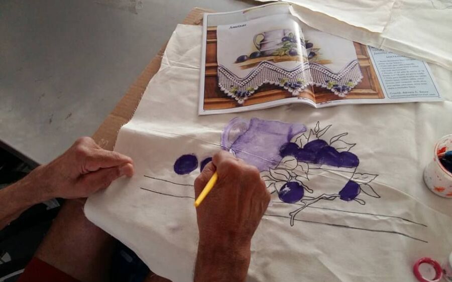 Idosos da Casa Lar têm aulas  de pintura em tecido 