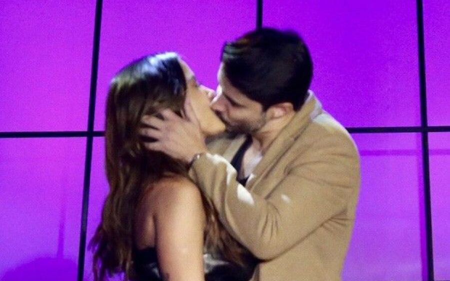 Cantor fala sobre beijão em Anitta: 