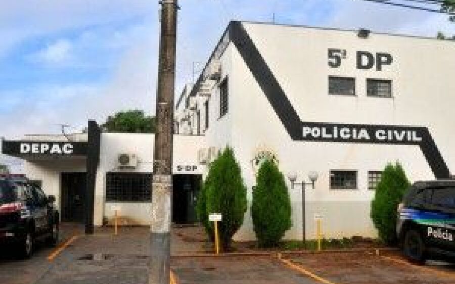 Homem assalta com arma de  brinquedo e apanha de moradores