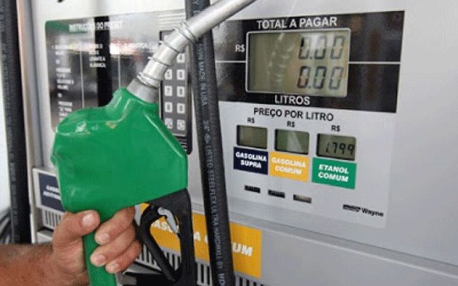 Petrobras baixa preço, mas gasolina no posto bate novo recorde