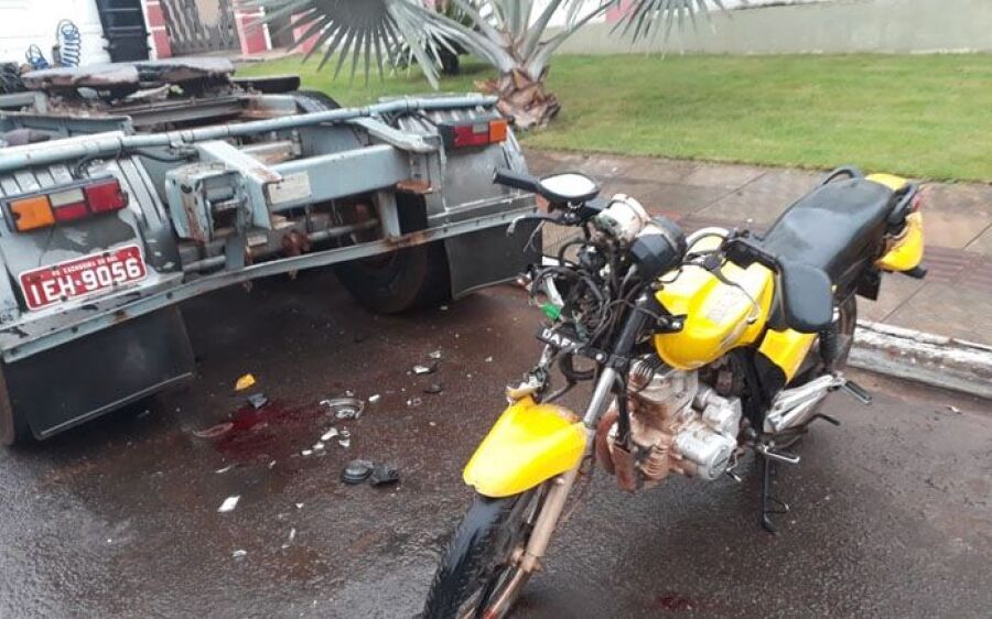 Motociclista fica ferido após colidir na traseira de caminhão