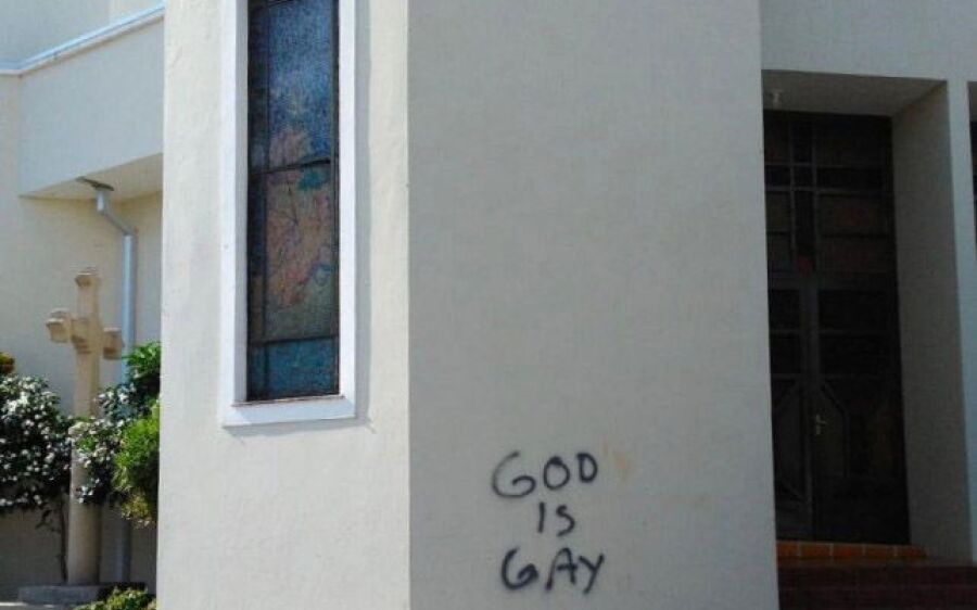 Pichação “Deus é Gay” na catedral revolta comunidade católica de Coxim  