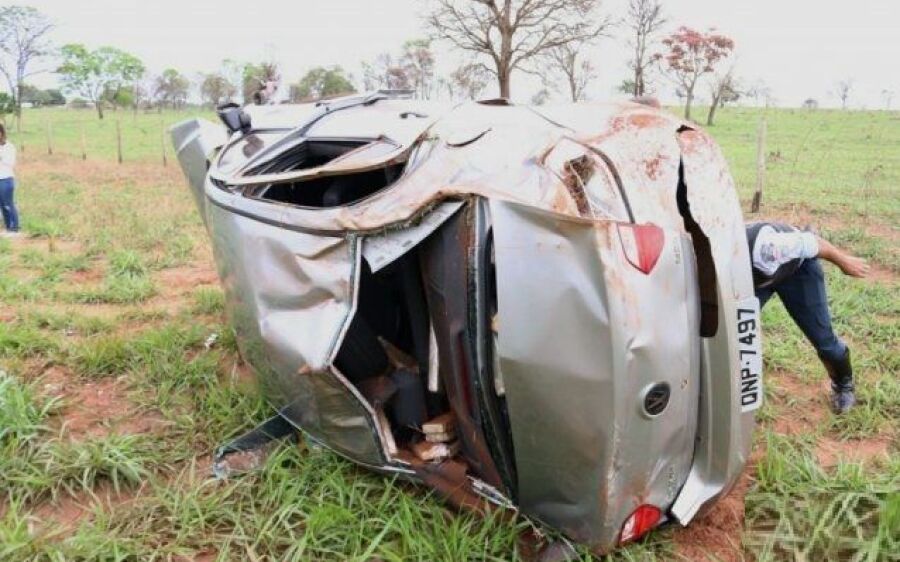 Traficante capota carro com meia tonelada de maconha na MS-040 e foge
