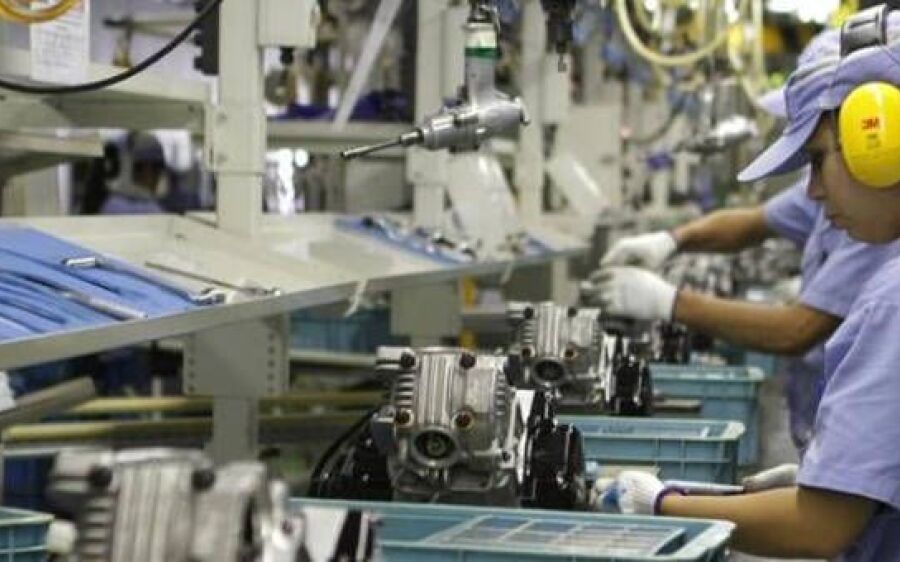 Emprego na indústria fica praticamente estável em agosto, indica CNI