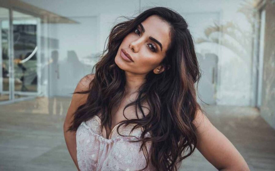 Após polêmicas, Anitta dá adeus ao Brasil e parte para o exterior
