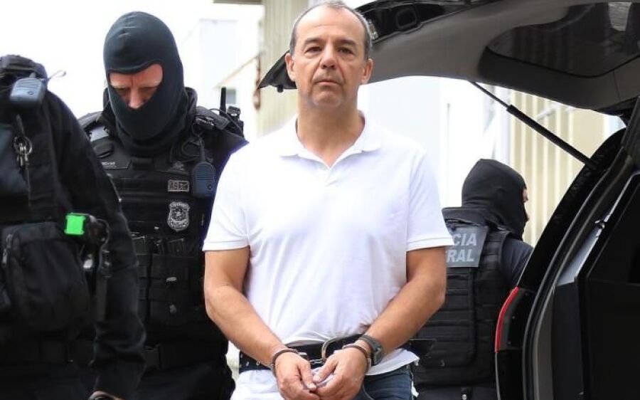 Cabral fica sem TV e visitas na prisão após ser flagrado com dinheiro