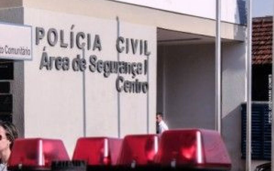 Jovens alcoolizados se penduram em ônibus, um cai e acaba morto na Capital