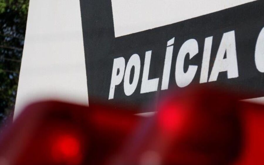 Motorista foge para não pagar gasolina, é perseguido e polícia atira contra carro