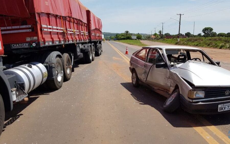 Carro é atingido por carreta ao tentar cruzar BR-163, em Rio Verde