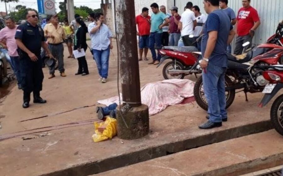 Brasileiro é executado na rua e filho entra em pânico ao ver pai morto