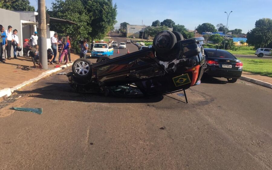 Batida entre carro e caminhão faz automóvel capotar na Capital 