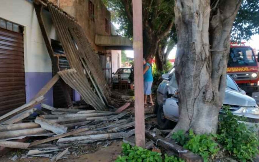 Trio embriagado invade feira, compra bebida alcoólica e derruba varanda de casa