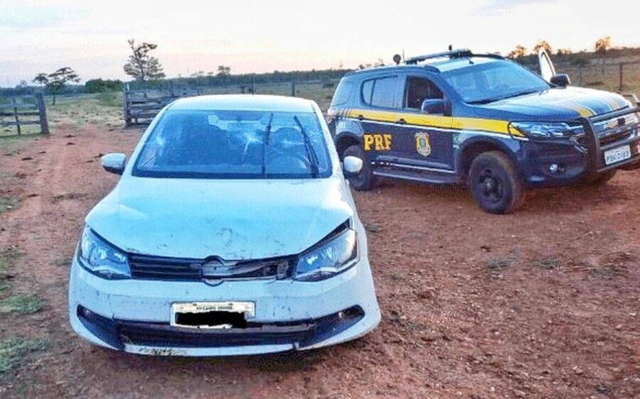 Motorista joga carro contra viatura para evitar abordagem e PRF confirma que veículo era roubado