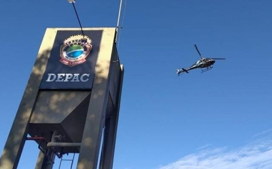 Helicóptero da PM faz busca por criminosos, entre eles ex-jogador de futebol suspeito de 25 furtos  