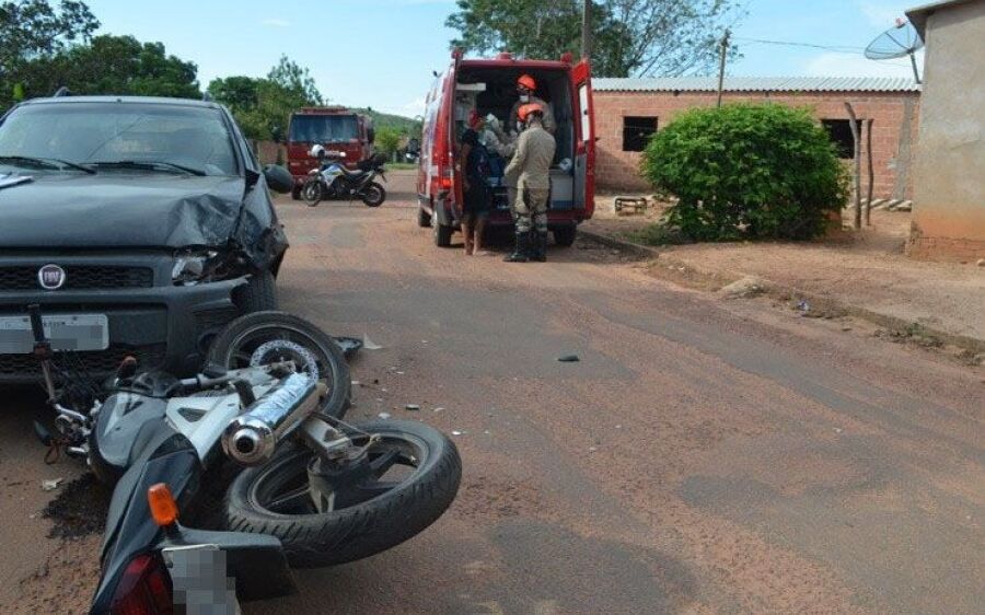 Jovem fica ferido ao colidir motocicleta em veículo no bairro Santa Maria