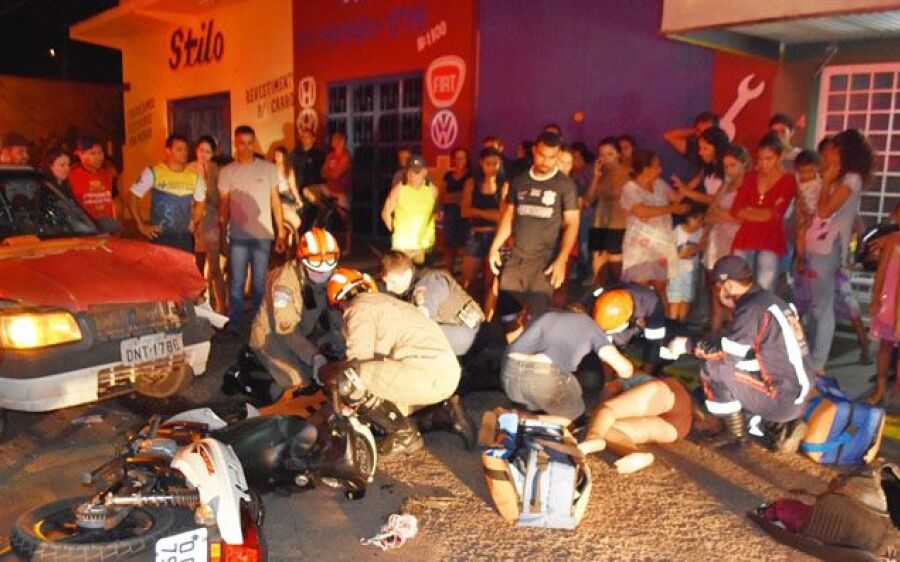 Colisão entre motocicleta e carro, deixa casal gravemente ferido no Senhor Divino
