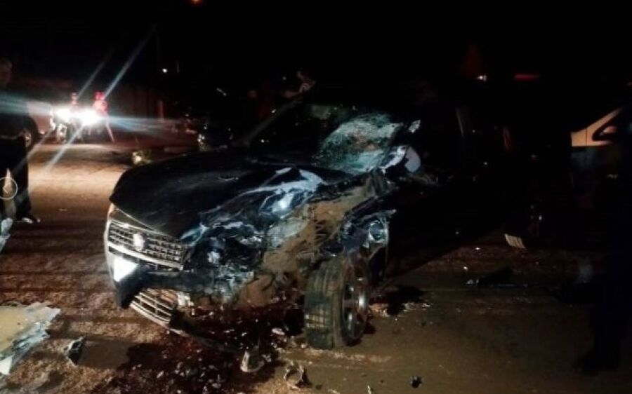 Motorista perde controle e bate em carreta em São Gabriel 