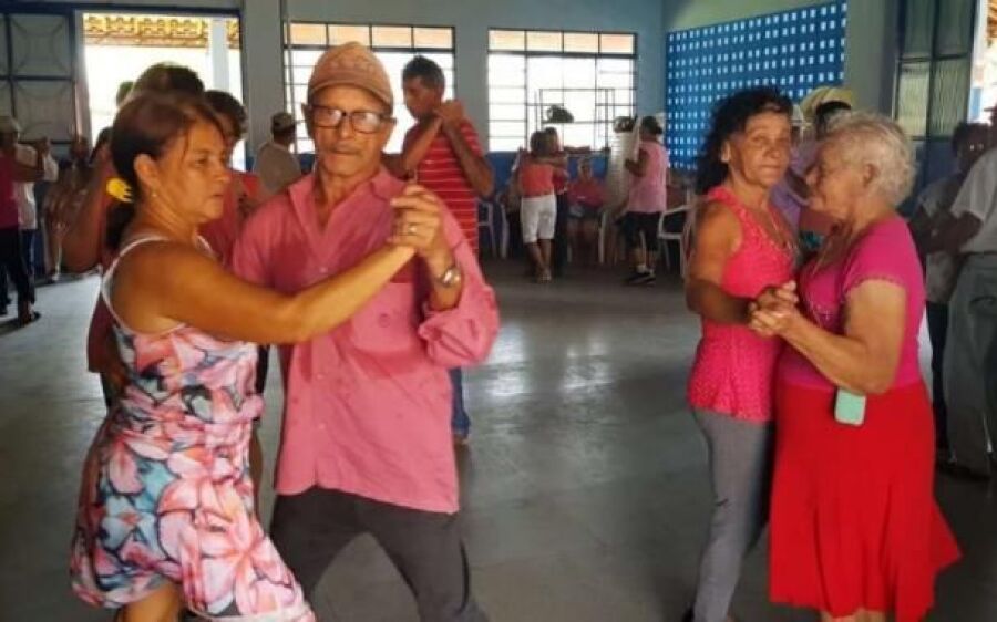 Outubro Rosa é celebrado com animação no Centro de Convivência dos Idosos