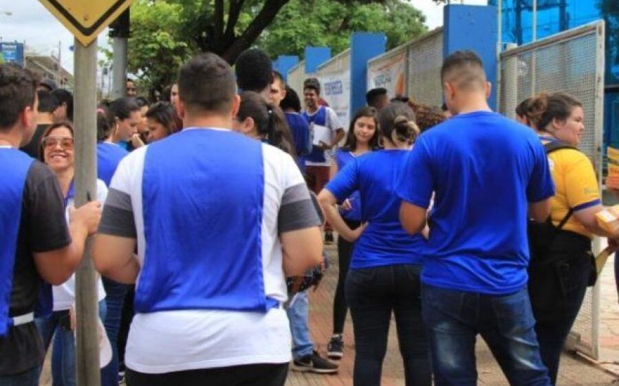 Primeiros a entregar prova acham questões longas e arriscam 