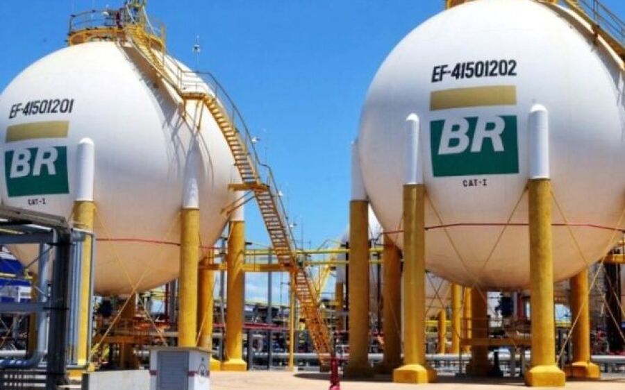 Petrobras reduz em 0,48% preço da gasolina nas refinarias