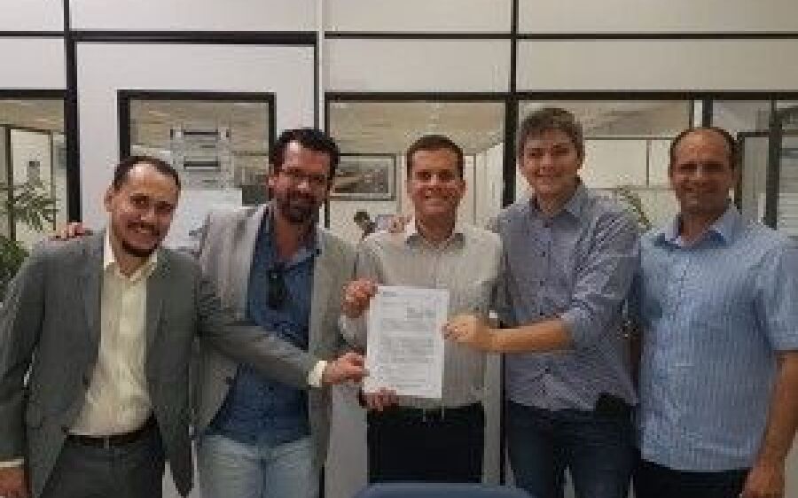 Vladimir Ferreira e Abilio Vaneli assinam convênio para construção de abatedouro de frango caipira e