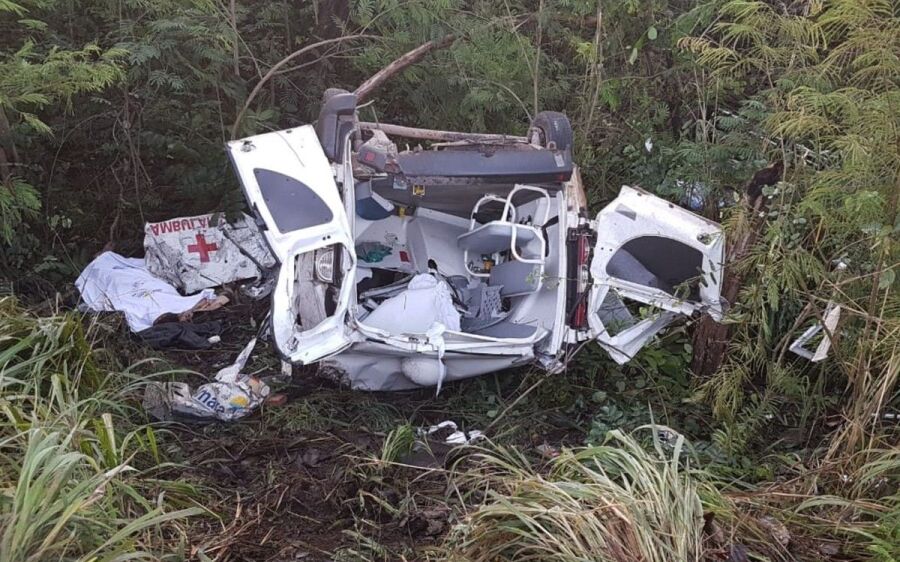 Paciente morre após ambulância bater contra dois caminhões na BR-153, em Goiás