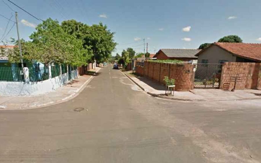 Ladrão furta carro, fica sem gasolina e é preso após esperar a polícia bebendo cerveja