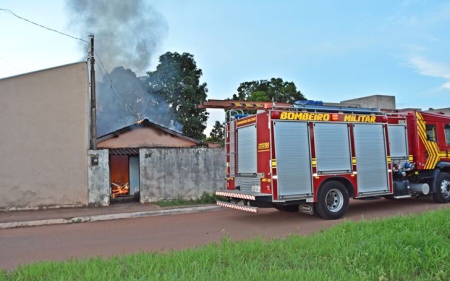 Bituca de cigarro provoca incêndio em residência na Vila Bela