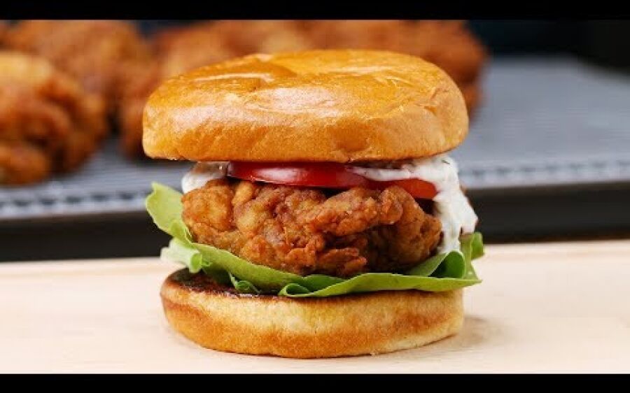 Sanduíche de frango frito com molho cremoso