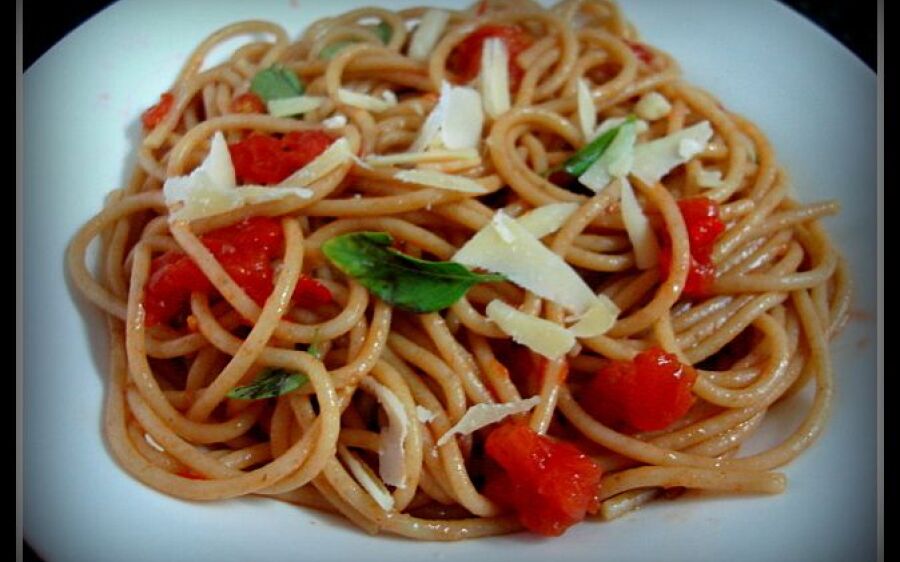 Macarronada com molho de tomates italianos  frescos e Limonada Suíça