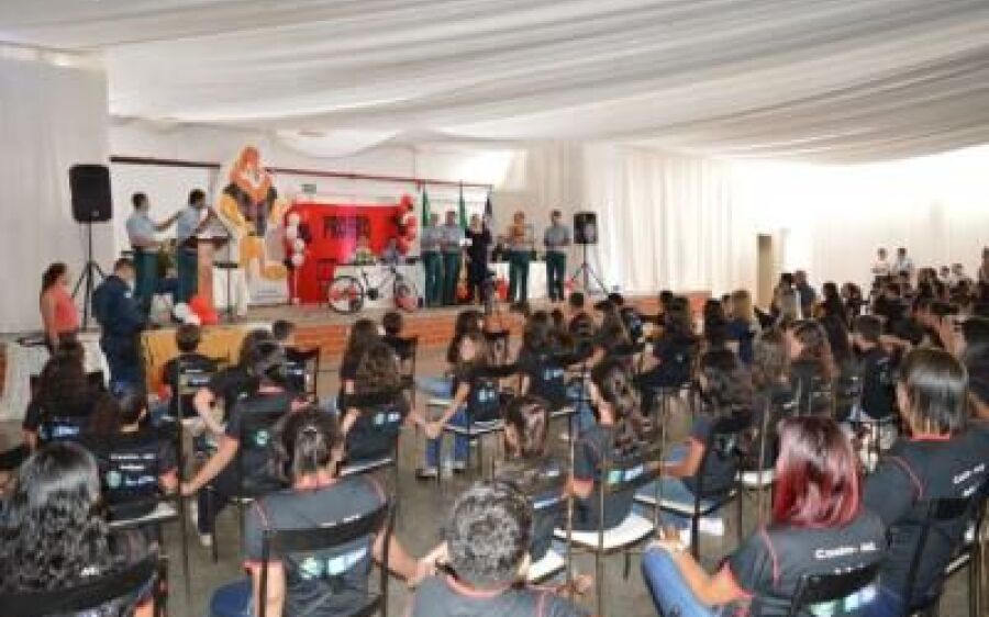 Formatura do Proerd reúne escolas, pais e mil alunos do programa em Coxim