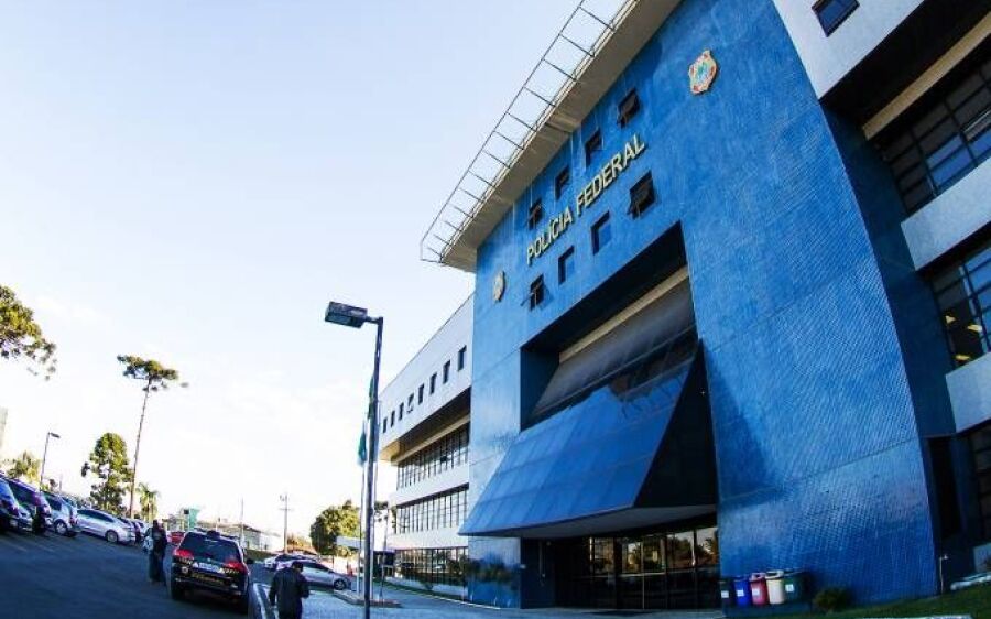 César Mata Pires Filho, dono da OAS, se entrega à PF em Curitiba