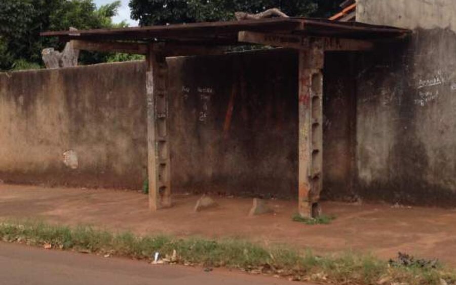 “Quer meu celular? Vem pegar!”: Rapaz reage a abordagem de ladrão armado com pedra