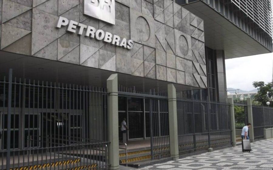 Petrobras anuncia nova redução no preço da gasolina; queda no mês chega a 19%