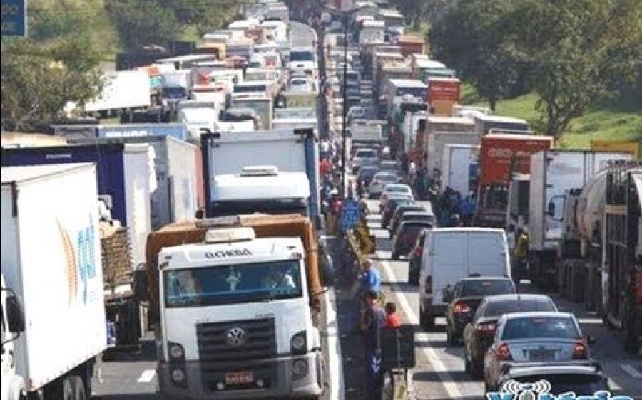 Caminhoneiros já articulam nova  greve para pressionar por tabela de frete